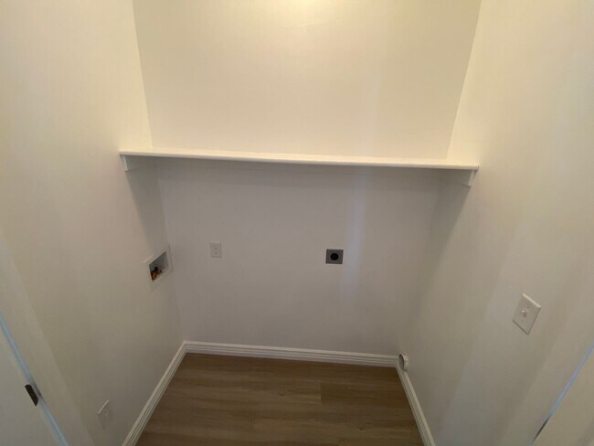 Building Photo - Fabulous Salem Townhome!!