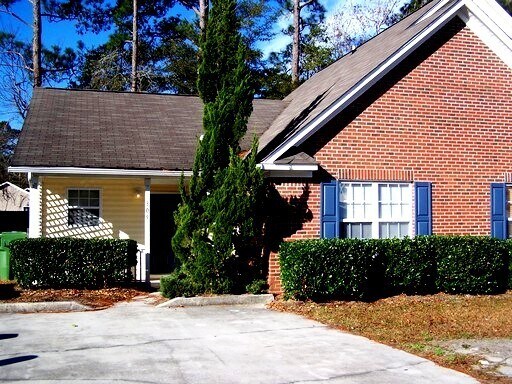 Building Photo - Updated flooring, McClelland Town homes 2BR/2Bath one level patio home, with back court yard! Clo...