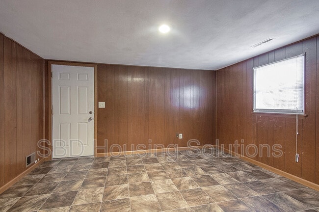 Building Photo - 9519 E 18 St S