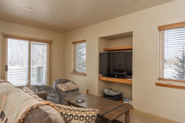 Building Photo - Powder Valley Townhome with Garage