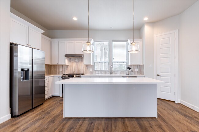 Building Photo - 2802 Grand Fountains Dr