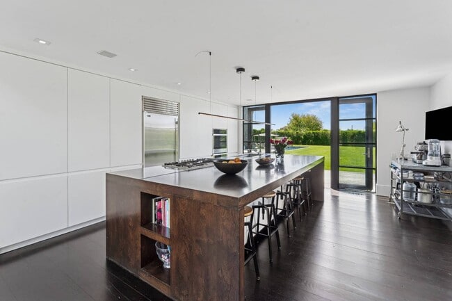 Building Photo - 811 Halsey Ln