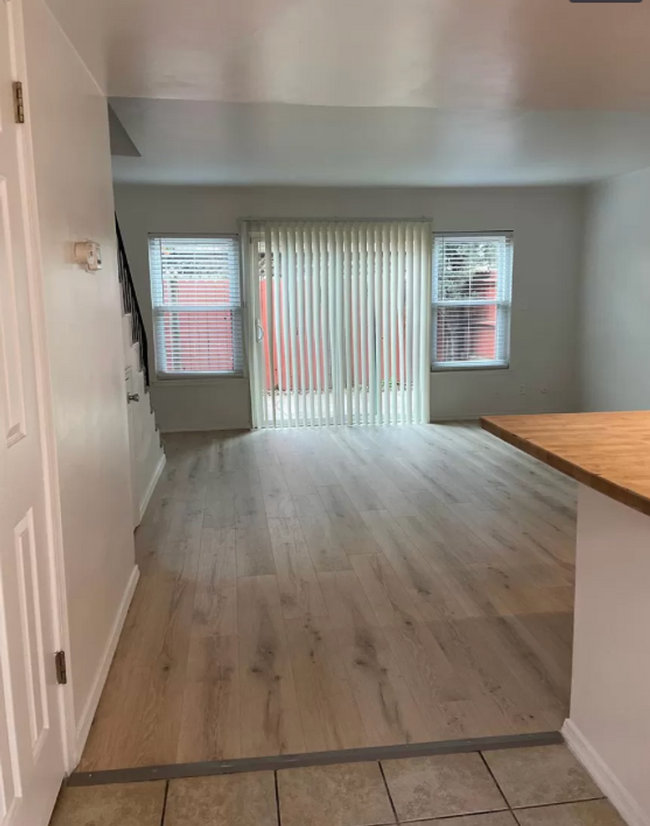 Building Photo - 2bed/1.5 bath with renovated kitchen! AC!!...