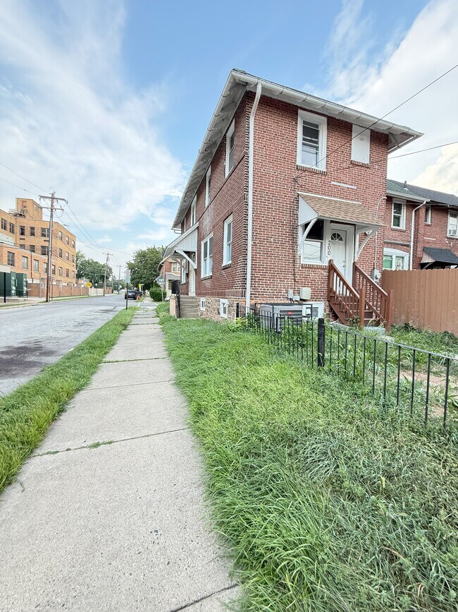 Building Photo - 200 Nassau Pl