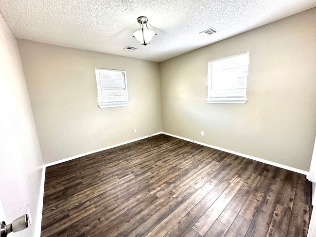 Building Photo - Updated 3-Bed Home with Garage & Fenced Ya...