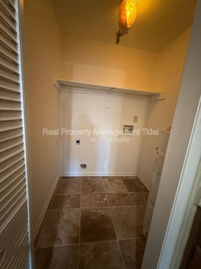 Building Photo - 6117 Brookwood Dr
