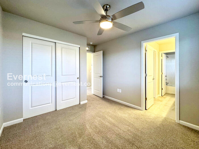 Building Photo - 10855 Hayloft St