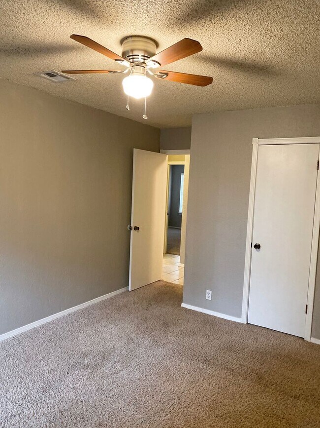 Building Photo - 2805 Summerfield Dr