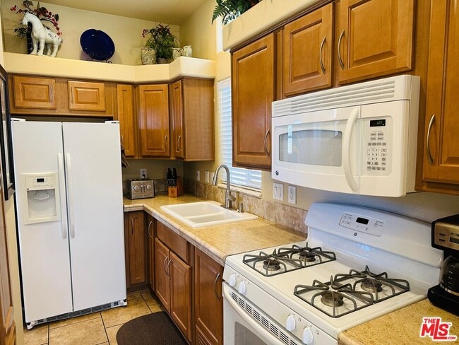 Building Photo - 69333 E Palm Canyon Dr