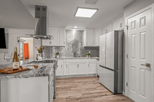 Building Photo - Stunning 4 bedroom with two bonus spaces, ...