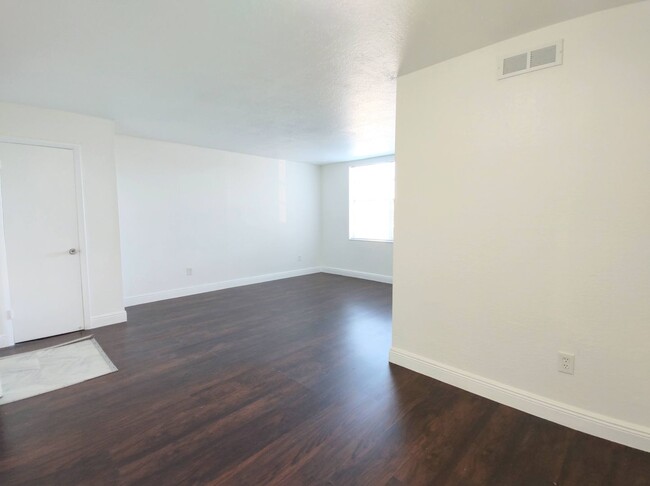 Building Photo - Gorgeous and Spacious 2/1 Unit in Hialeah