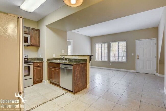 Building Photo - Stunning 2Bdm 2Ba Condo in a Lovely Gated ...