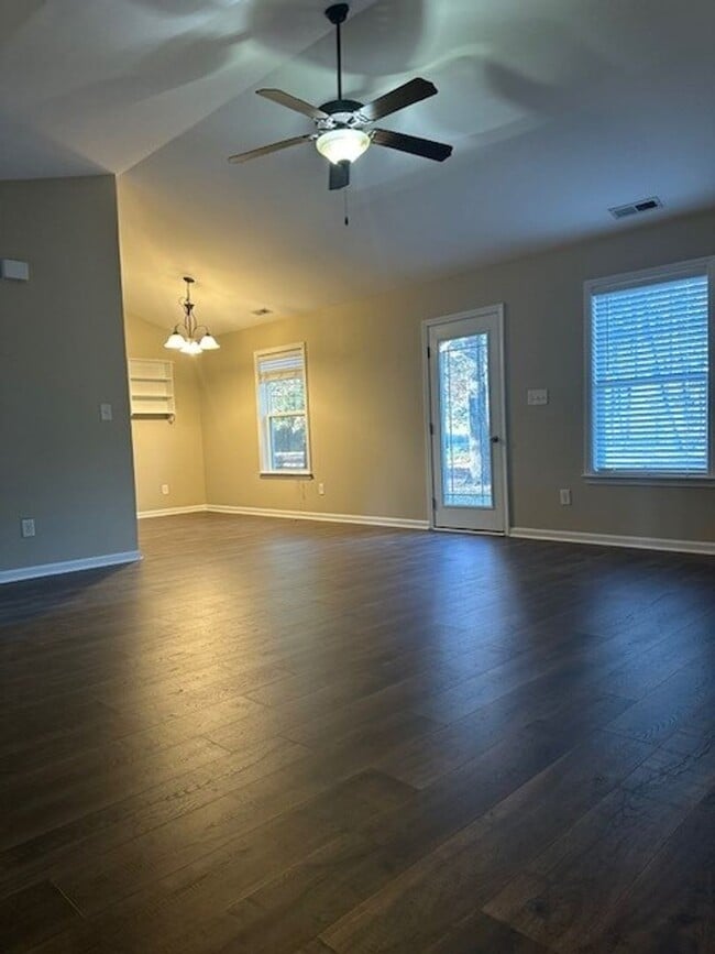 Building Photo - 3 Bed/2 Bath Home - 10 minutes to SJAFB!