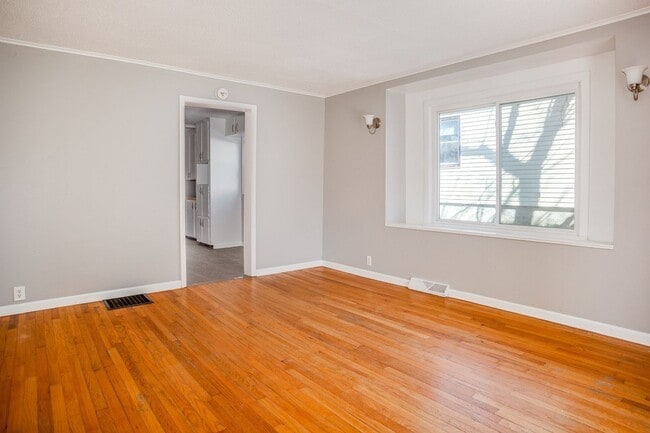 Building Photo - Freshly Updated 2-Bed Home in Independence!