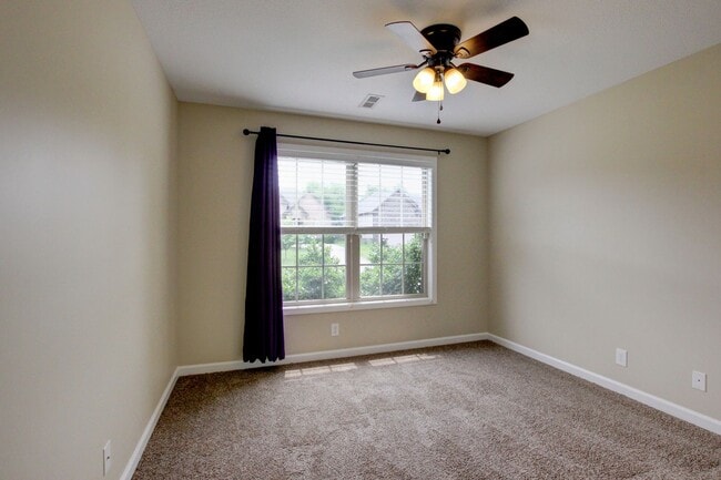 Building Photo - Sweet 3 bed 2 bath clost to post and I-24.