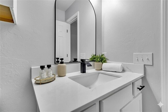 Building Photo - 544 N Elm Ave