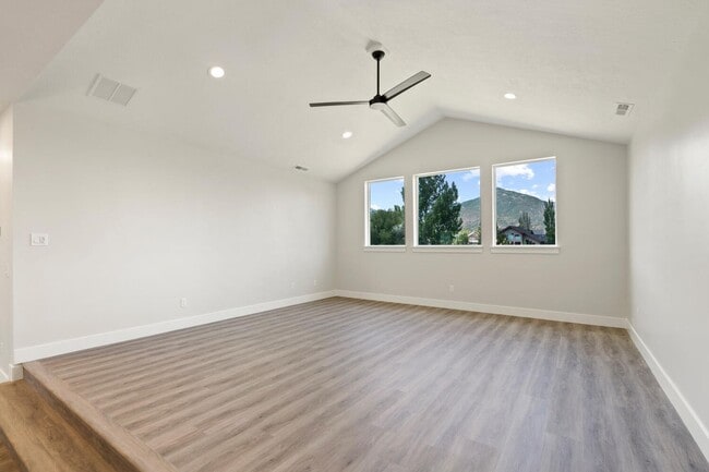 Building Photo - Cozy, Bright, and Spacious Home Nestled in Midway