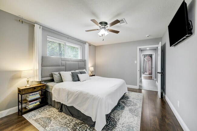 Building Photo - 10903 Hillcroft St