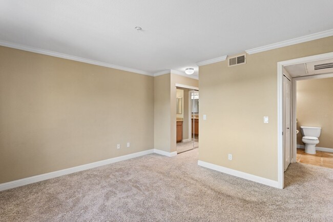 Building Photo - Gorgeous Condo in Folsom !