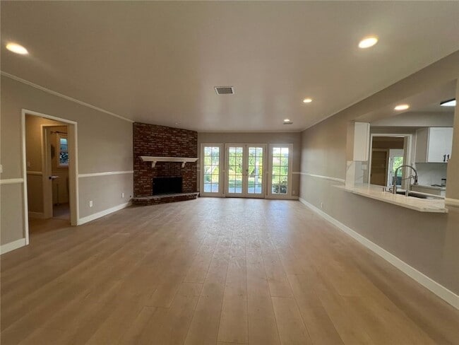 Building Photo - 1850 Wilson Ave