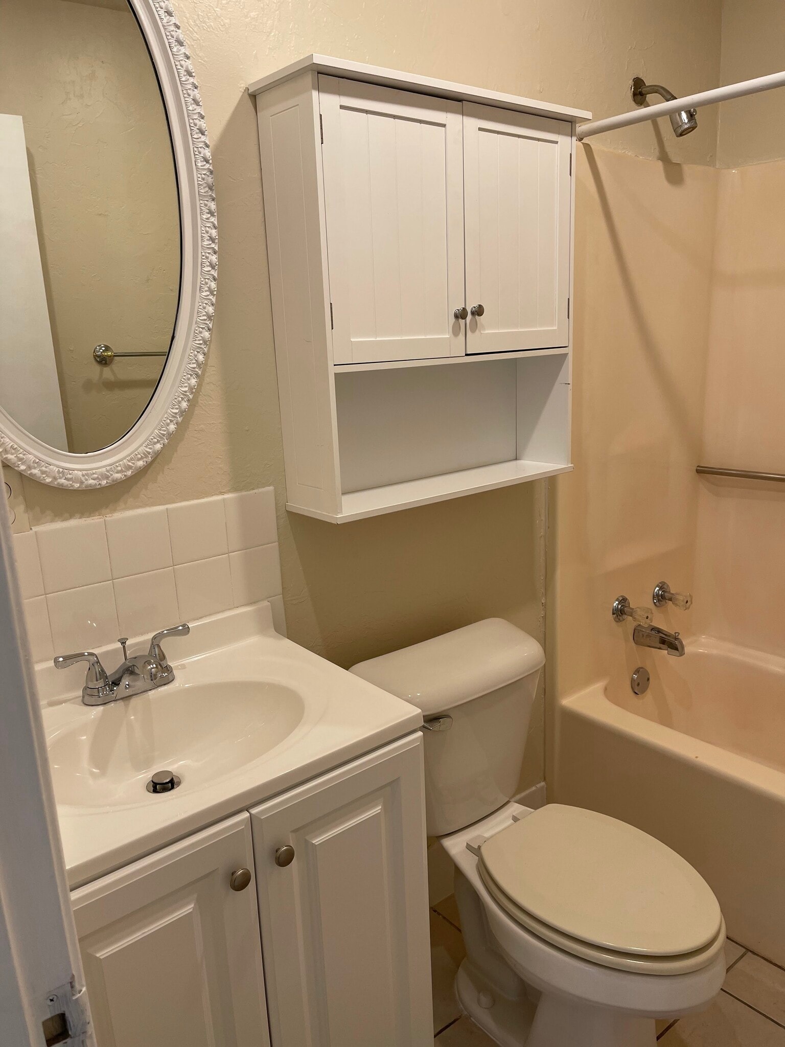 Bathroom - 819 E Lindsey St
