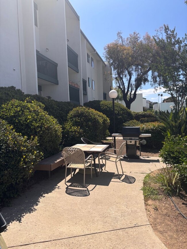 Building Photo - Bay Ho 3 Bd 2 Ba Corner first level Condo for lease