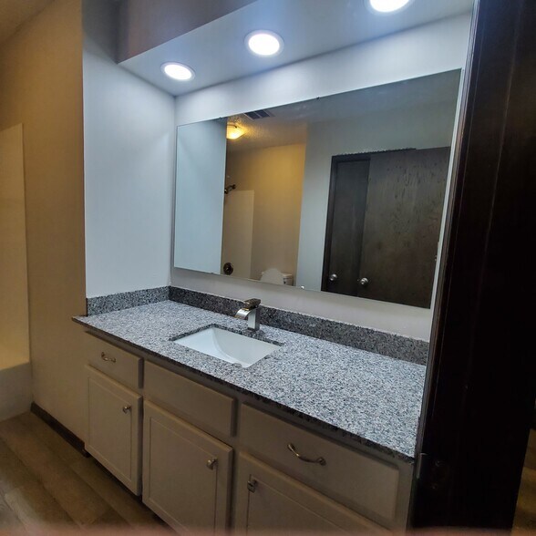 Main Bath - 2016 W Jefferson St