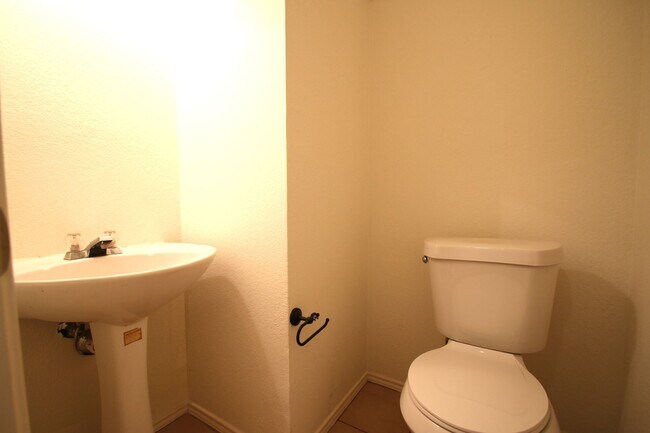 Building Photo - Upgraded 3BR Home | Granite Kitchen, High Ceilings & Gated Backyard | Minutes to Downtown Fort Worth