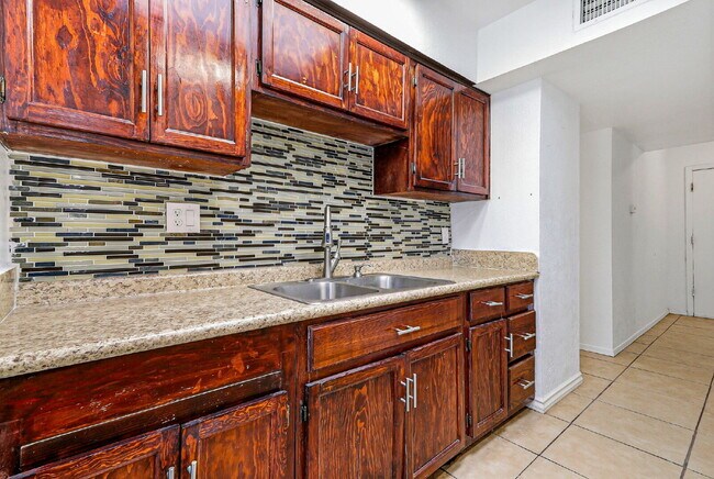 Building Photo - 3 bed 2 bath house with a studio