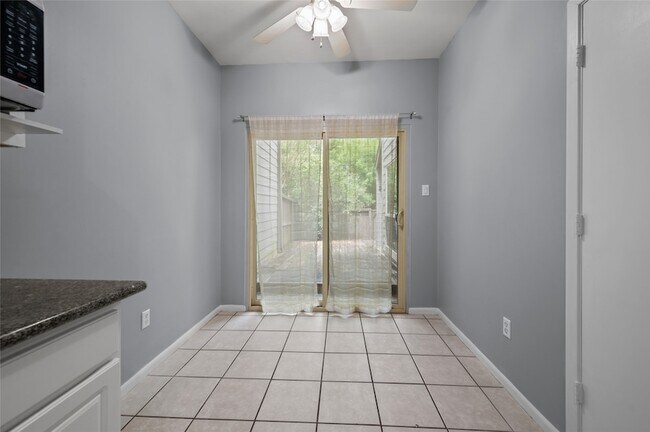 Building Photo - 11709 Lakeside Pl Dr