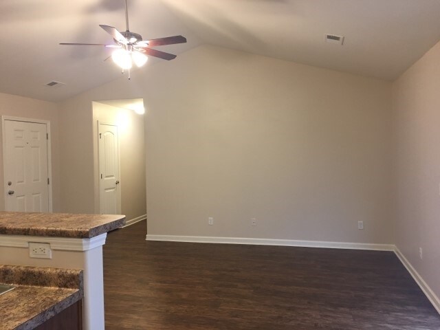 Building Photo - 298 Willow Point Cir