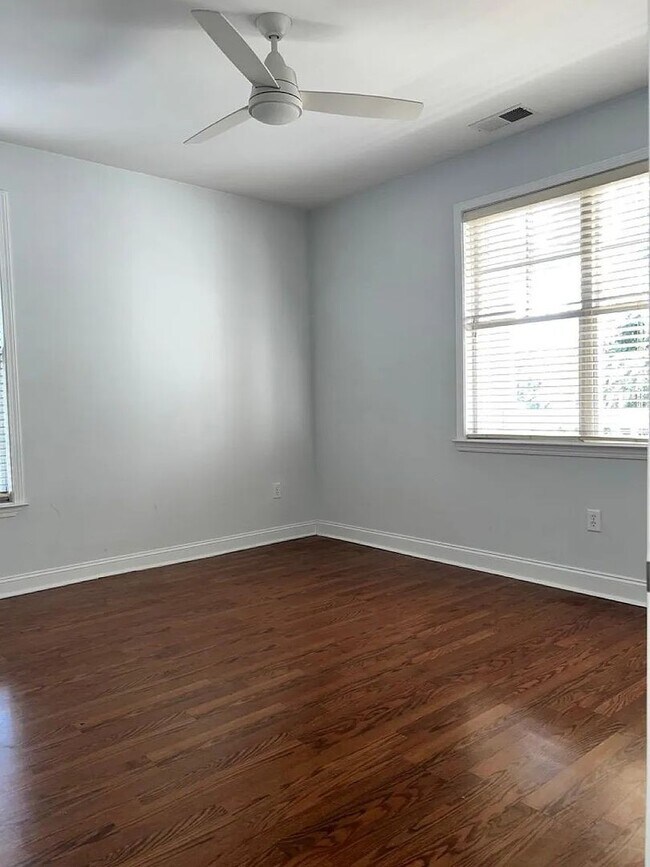 Building Photo - 2 Bed/ 2 Bath Condo located in one of Charlotte's most desired neighborhoods