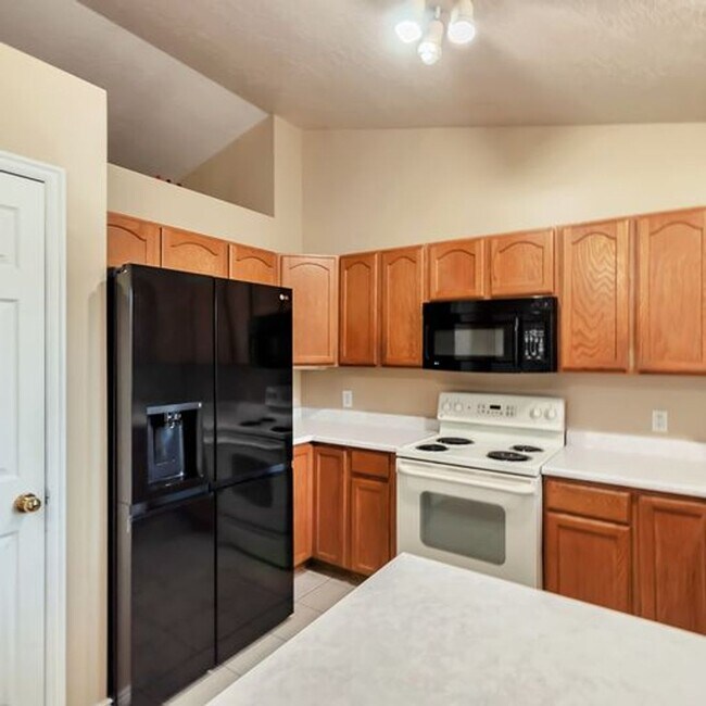 Building Photo - Awesome 4 Bedroom Pet Friendly Home w 2 car attached garage