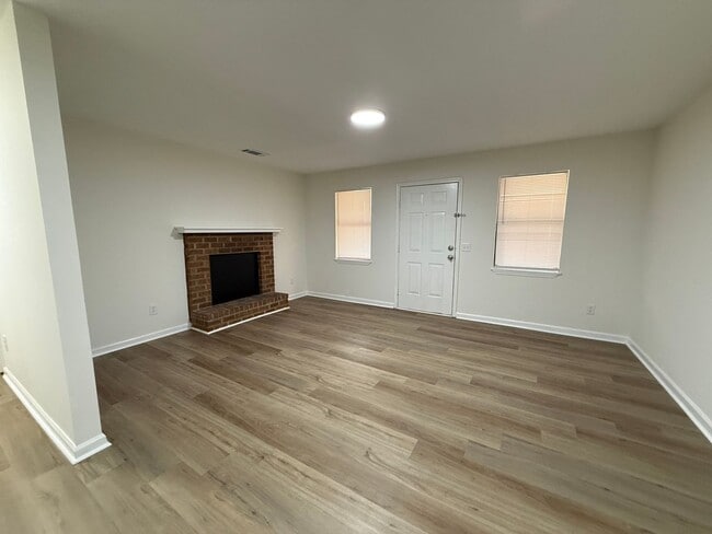 Building Photo - 160/162 W. Paces Dr