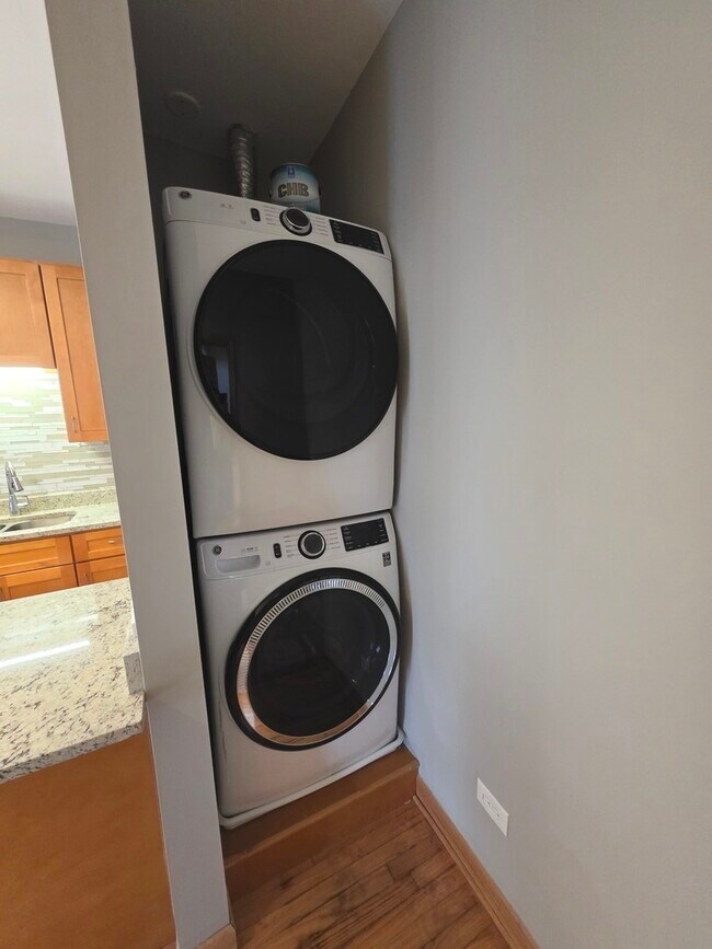 Building Photo - 3114 N Lincoln Ave