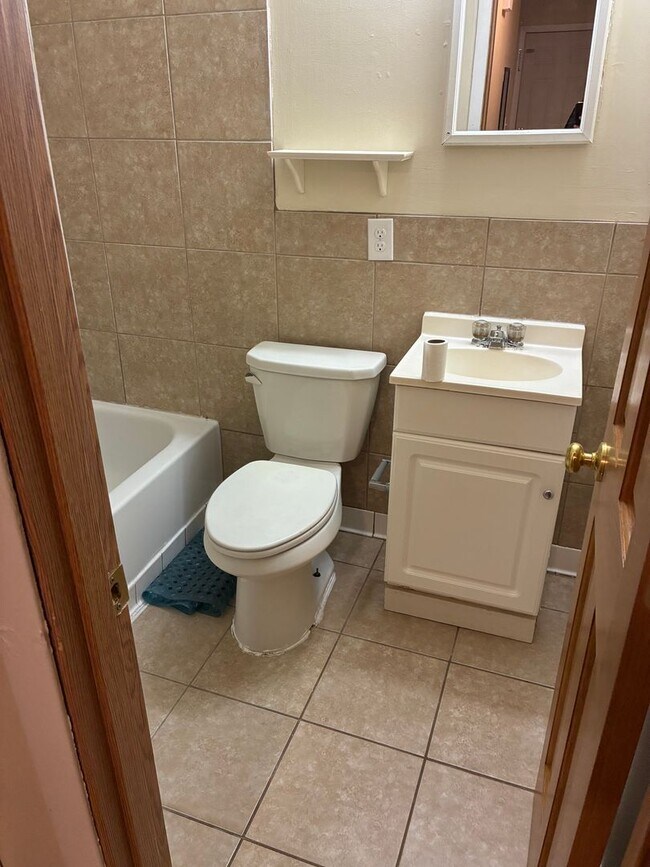 Building Photo - Cozy 2 Bedroom 1 Bath Duplex! Available Now!