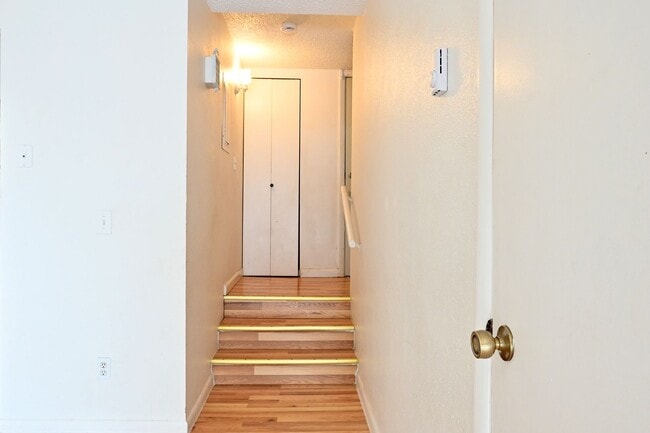 Building Photo - 2 bed 1 Bath townhouse