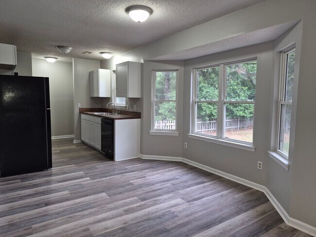 Building Photo - NEW LISTING!