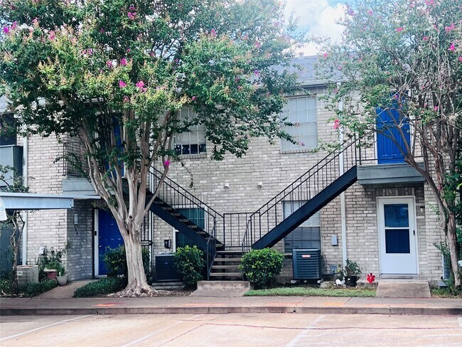 Building Photo - 9797 Leawood Blvd