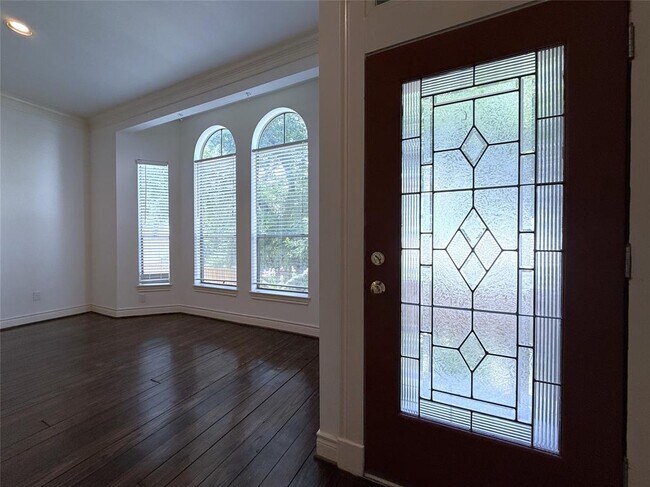 Building Photo - 118 Detering St