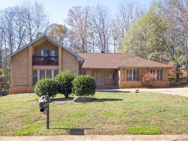 Building Photo - The Mylandia | Beautiful and spacious University City – Charlotte house with a backyard, offering...