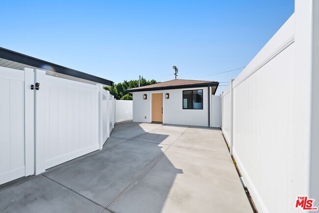 Primary Photo - 12257 Collins St