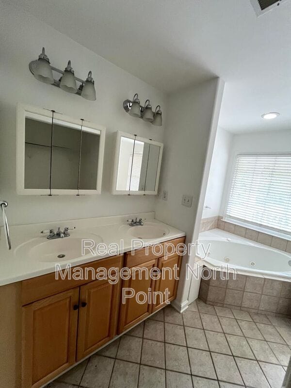 Building Photo - 889 Crew St SW