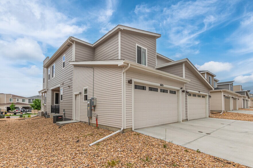 Attached 2 car garage - 1625 S Andes Way
