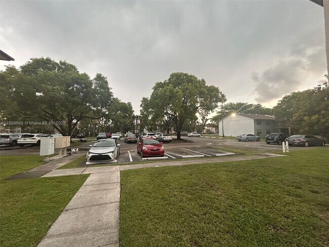 Building Photo - 394 N Laurel Dr