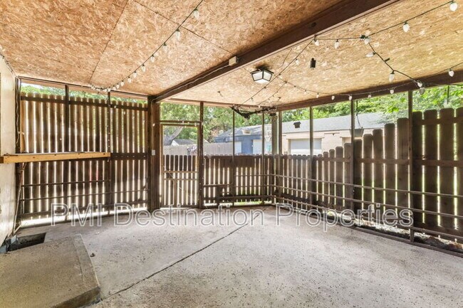 Building Photo - 102 E 80 Terrace