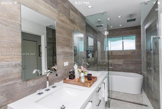 Building Photo - 900 Biscayne Blvd