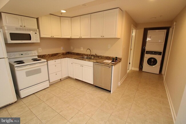 Building Photo - Charming LOWER LEVEL unit in the Lakelands...