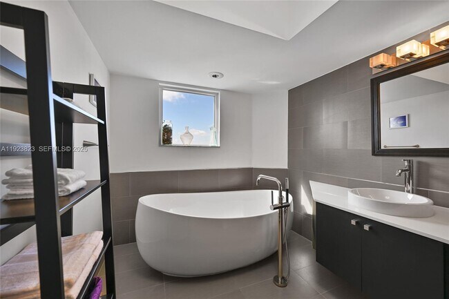 Building Photo - 16445 Collins Ave