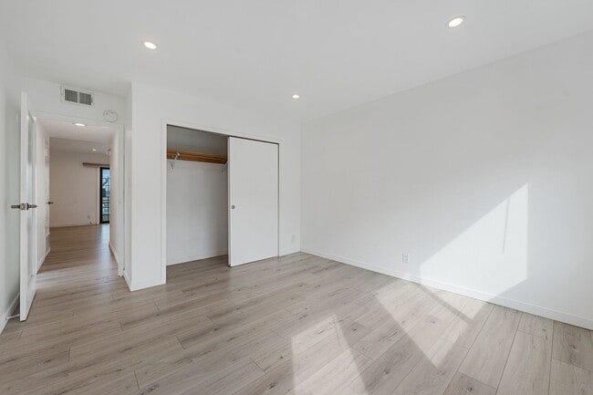 Building Photo - Modern 1BR/1BA Penthouse in Pacific Height...